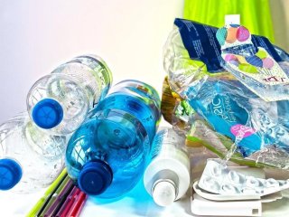 4 easy ways to reduce your plastic consumption